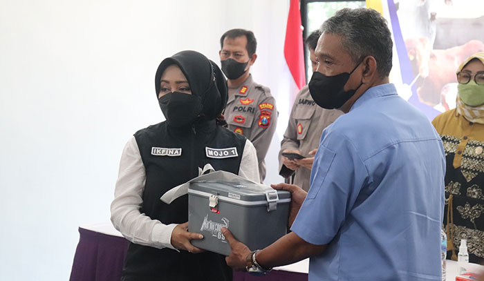 Bupati Mojokerto, Ikfina Fahmawati, ketika menyerahkan 9.300 dosis vaksin PMK kepada vaksinator.