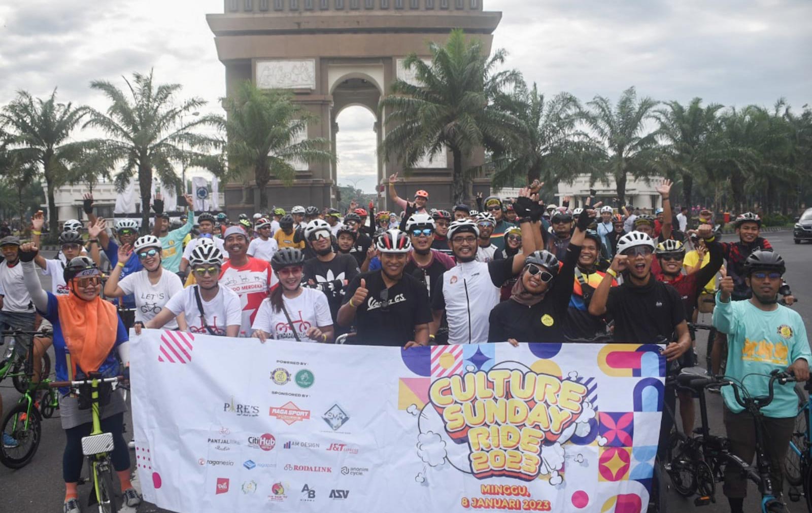 Wali Kota Kediri Abdullah Abu Bakar (tengah kaos hitam) bersama peserta gowes saat singgah di Monumen SLG Kediri. Foto: Ist.
