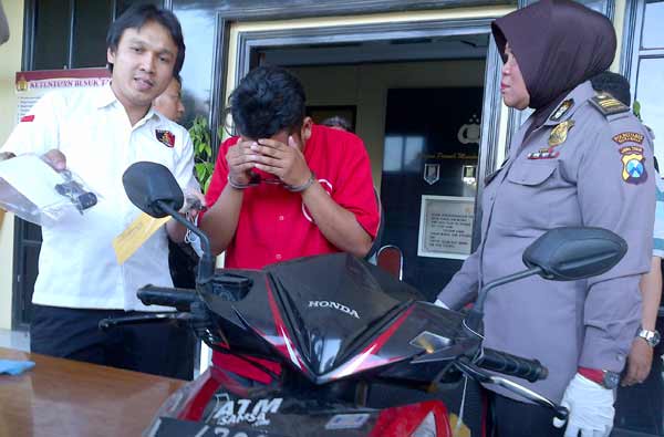 Petugas saat menunjukkan tersangka beserta barang bukti di Mapolrestabes Surabaya. (foto: rusmiyanto/BANGSAONLINE)