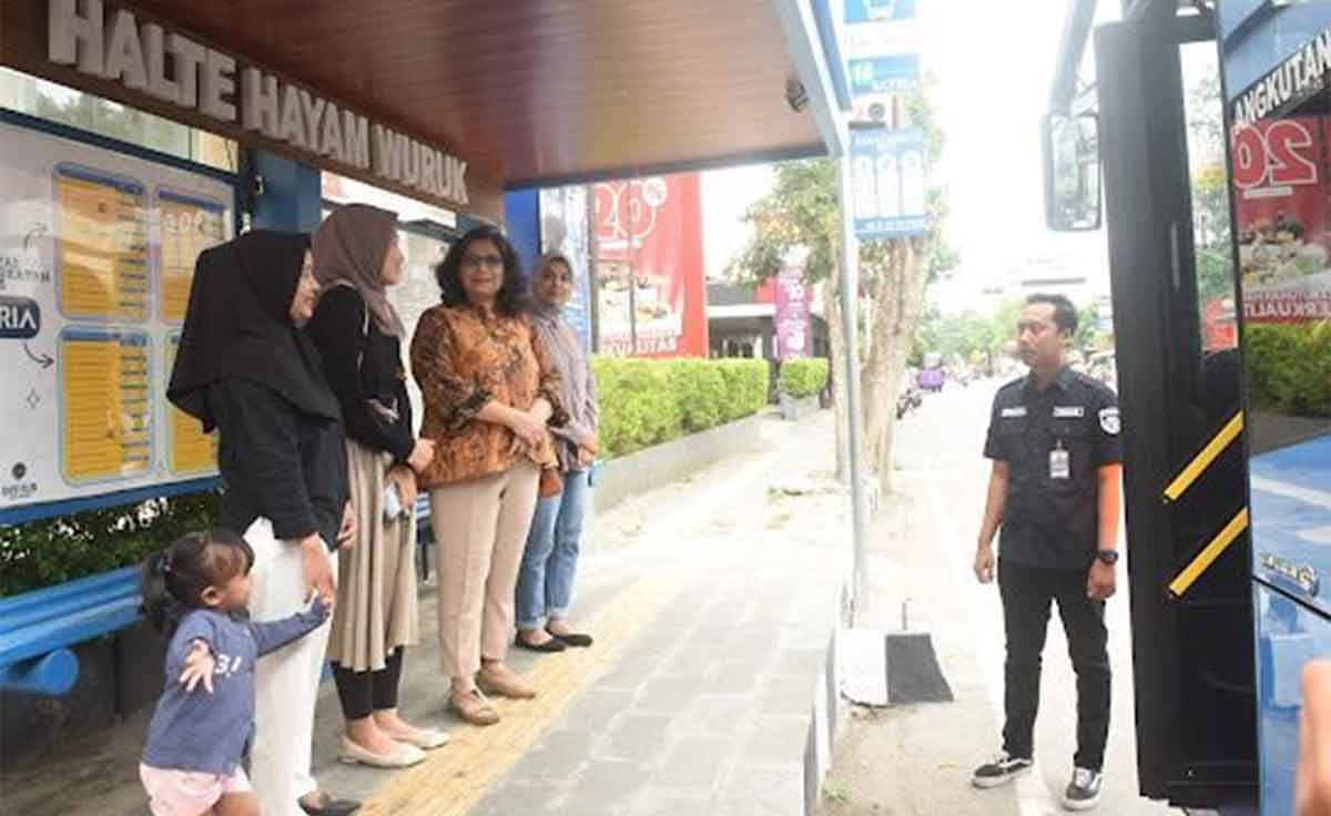 Pj Wali Kota Kediri, Zanariah, saat meninjau salah satu halte bus sekolah. Foto: Ist
