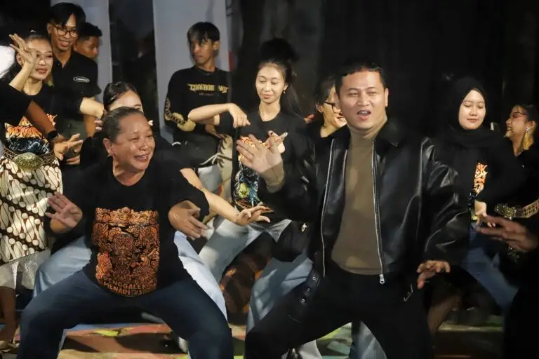 terpukau-trenggalek-menari-5-bupati-ingin-pertunjukan-digelar-di-air-terjun-dan-pantai