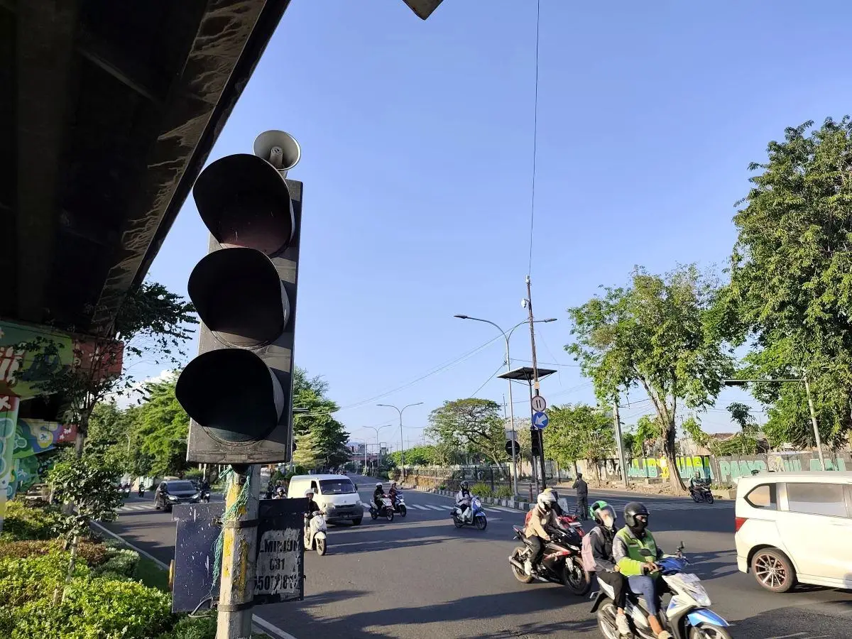 Traffic Light di bawa fly over Mayangkara yang ikut padam