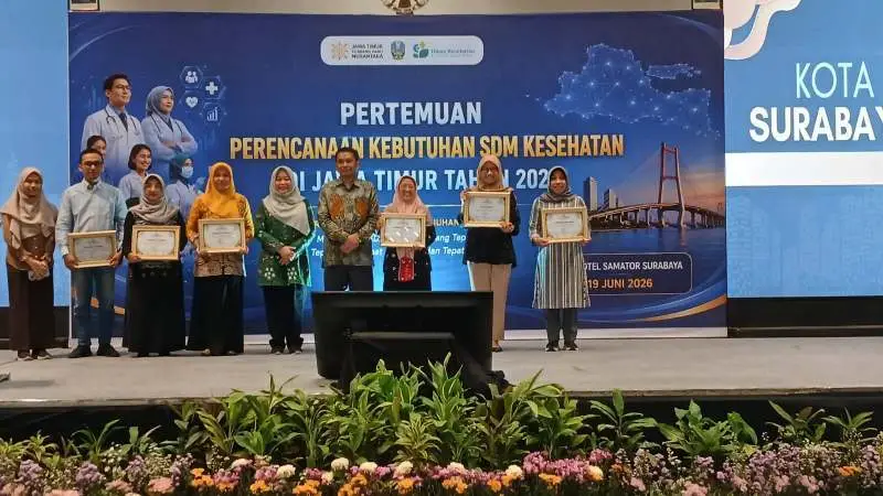 Dinas Kesehatan Pamekasan saat menerima penghargaan dari Dinkes Provinsi Jatim