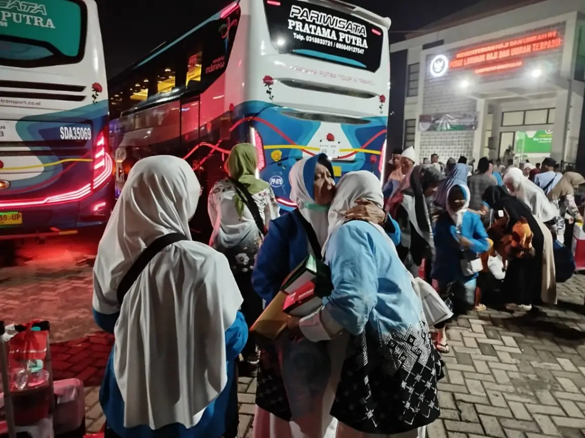 Keluarga menyambut jemaah haji saat tiba di Bangkalan