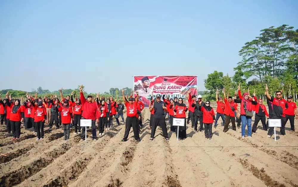 Jajaran DPC PDIP Kabupaten Kediri saat melaksanakan kegiatan penanaman ketela di Desa Wonorejo, Kecamatan Wates. Foto: Ist.