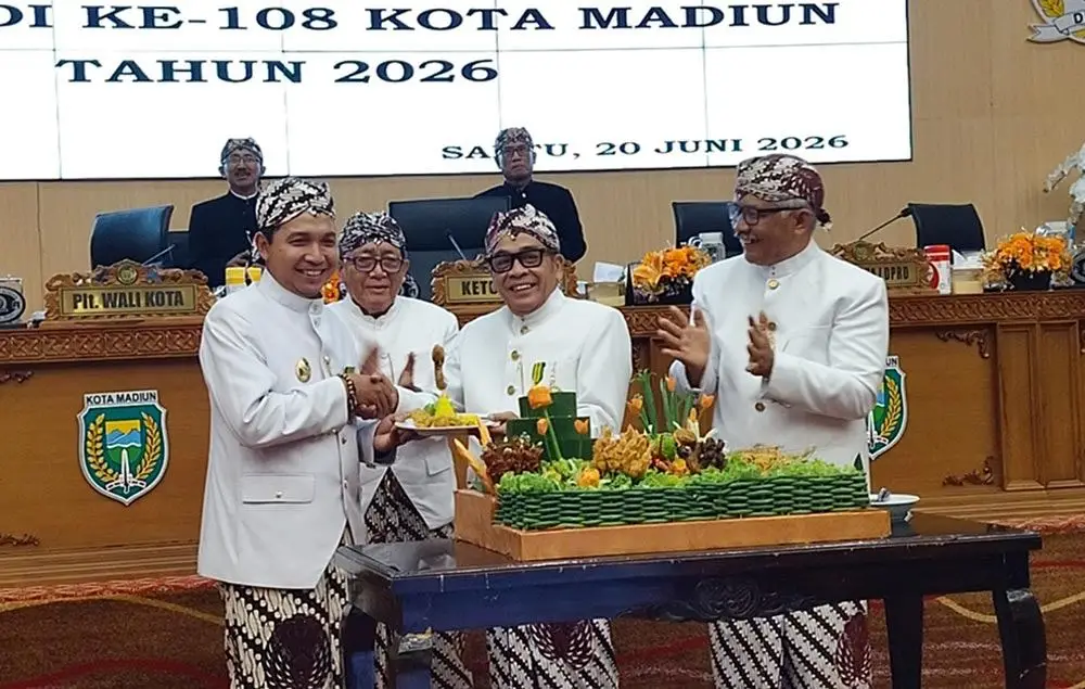 Pemotongan tumpeng di sela rapat paripurna. Foto: HENDRO SUHARTONO/BO