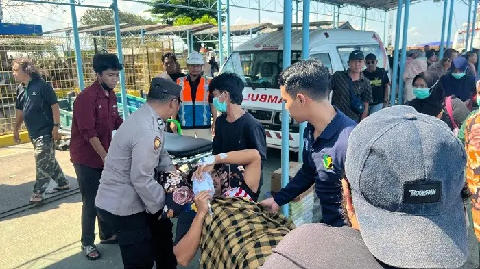 Petugas Sidokkes Polres Gresik saat mengevakuasi pasien asal Bawean