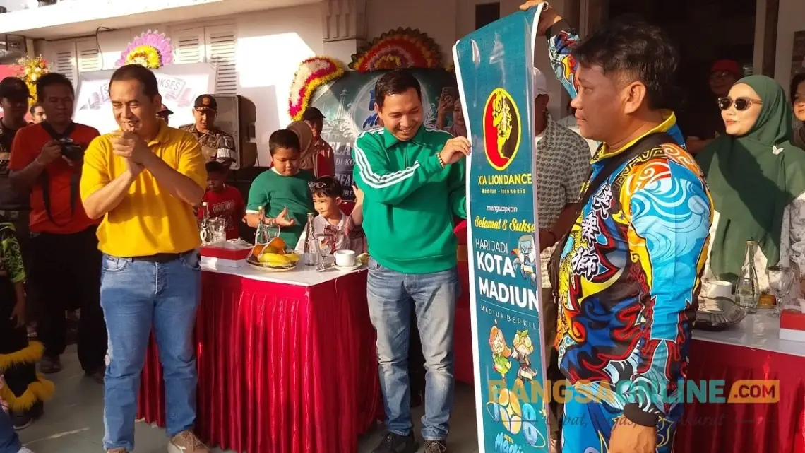 Plt. Wali Kota Madiun, Bagus Panuntun saat berada di acara pawai barongsai. Foto: Hendro Suhartono/BANGSAONLINE