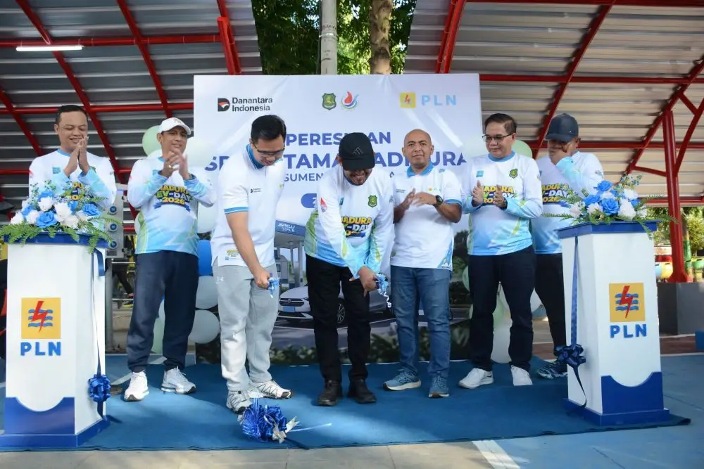 Prosesi pemotongan pita peresmian Stasiun Pengisian Kendaraan Listrik Umum (SPKLU) Taman Potre Koning di  Taman Adipura Sumenep