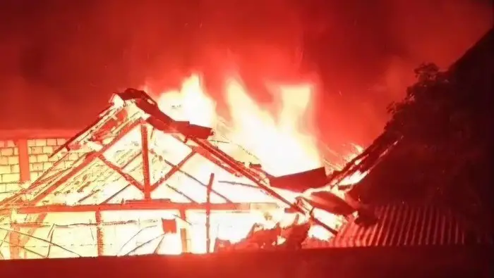 Rumah lansia di Baureno yang terbakar akibat sandal karet yang dibakar untuk penerangan
