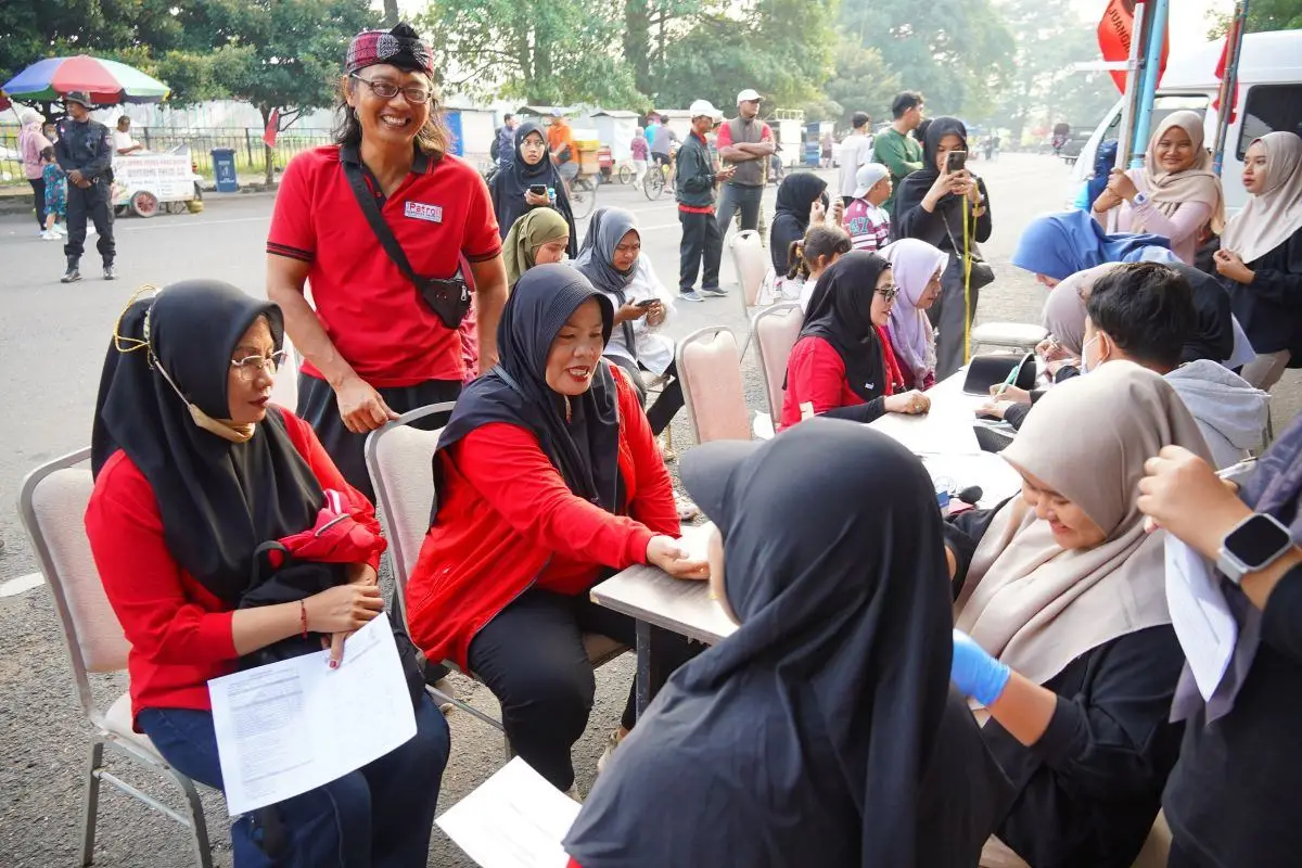 Para kader PDI Perjuangan Kabupaten Kediri saat ikut cek kesehatan gratis. (Ist). 