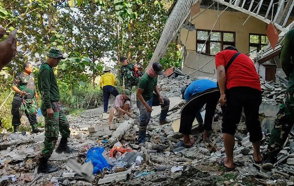 Tim Dispendik Tuban dan pihak terkait saat mengecek kondisi gedung SDN 1 Trantang yang mengalami ambruk.