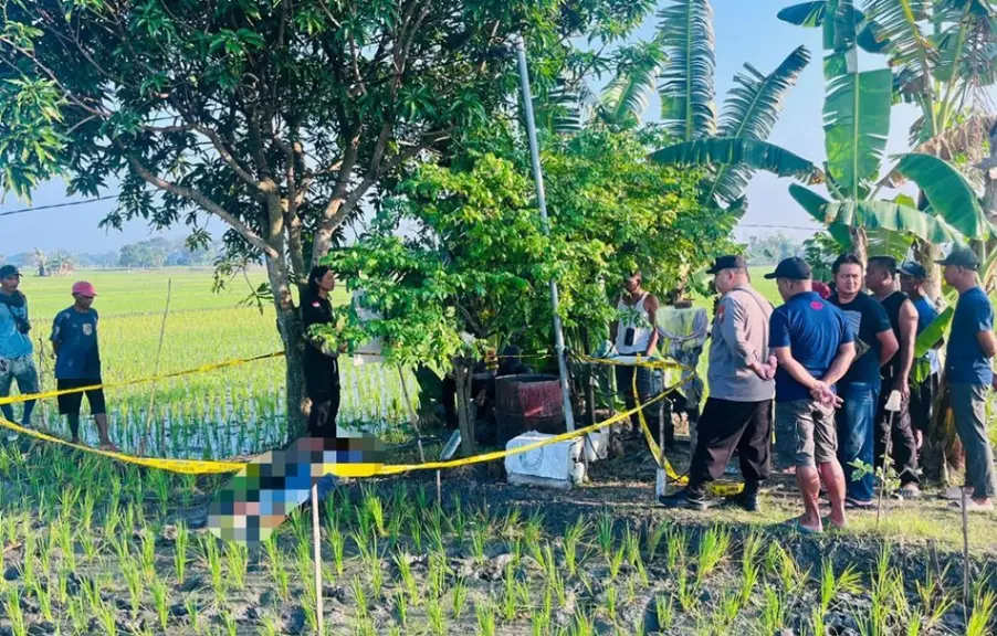 Polisi memasang police line di lokasi korban tersengat listrik.