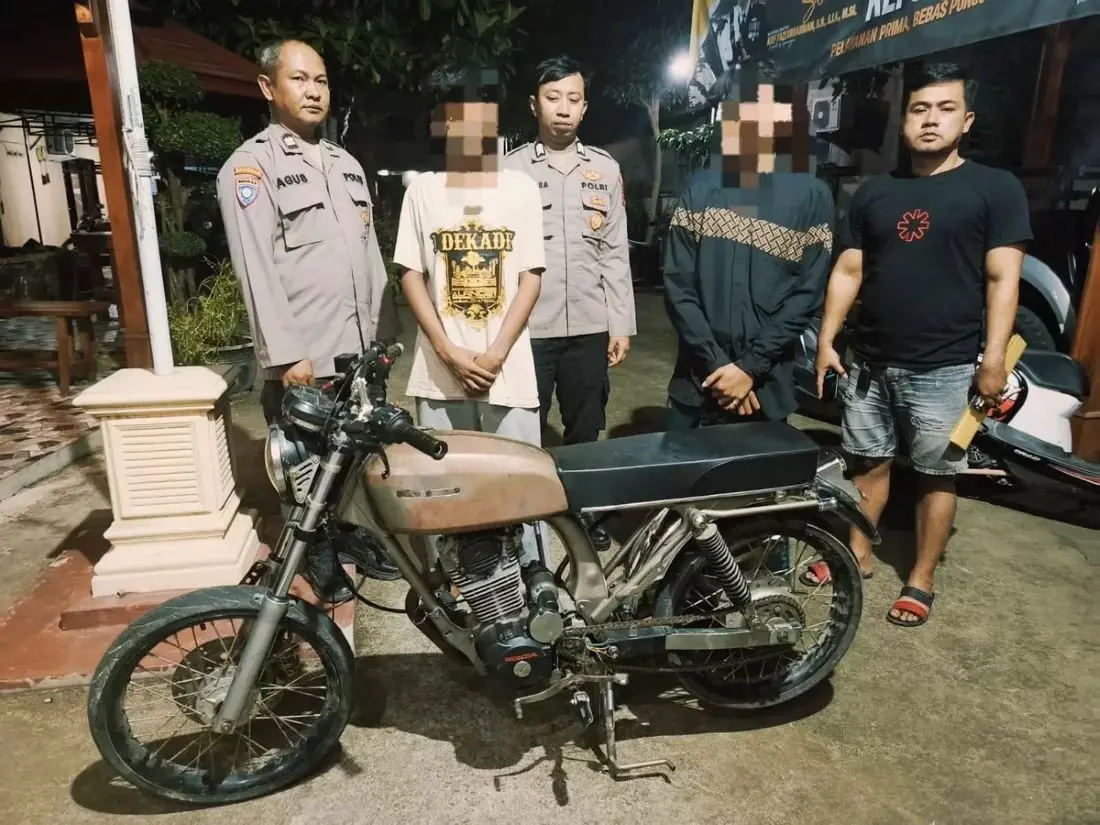 Dua terduga pelaku beserta barang bukti sepeda motor Honda CB saat diamankan anggota Polsek Kedungpring