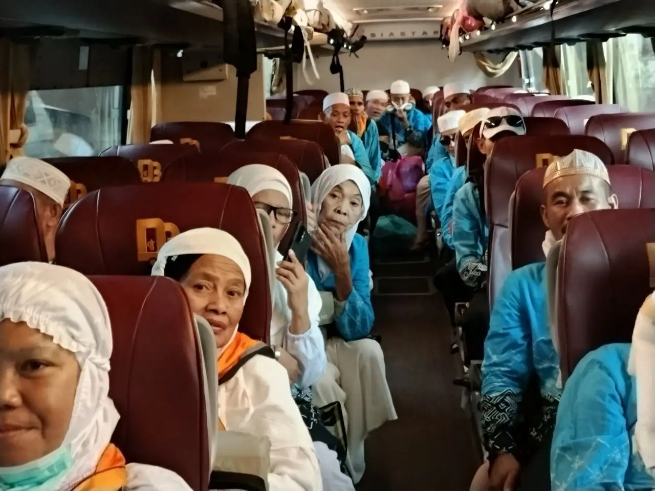 Pendorongan jemaah haji Kloter UPG 43 dari pemondokannya di Misfalah, Makkah menuju ke Madinah, Senin (22/6/2026). Kloter UPG 43 bersama SUB 116 dan BDJ 15 menjadi kloter terakhir jemaah haji Indonesia Gelombang Kedua yang diberangkatkan PPIH dari Makkah menuju Madinah. Dengan keberangkatan kloter terakhir tersebut seluruh layanan haji di Makkah berakhir