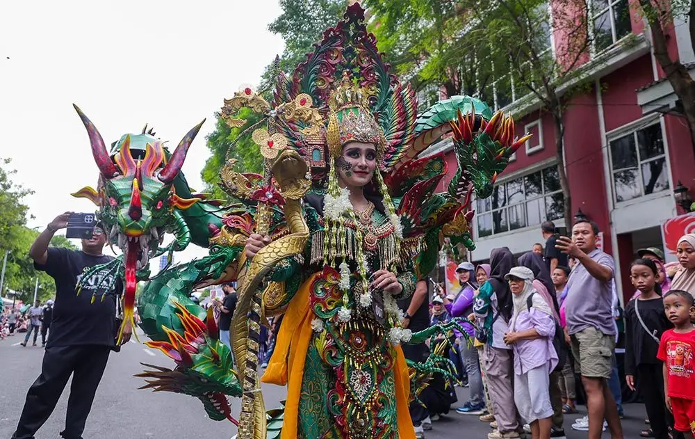 Jalan Tunjungan hingga kawasan Balai Kota Surabaya berubah menjadi panggung fesyen terbuka saat ribuan peserta dan masyarakat memadati Surabaya Fashion Festival (SFF) 2026, Minggu (21/6/2026). Foto: Ist.