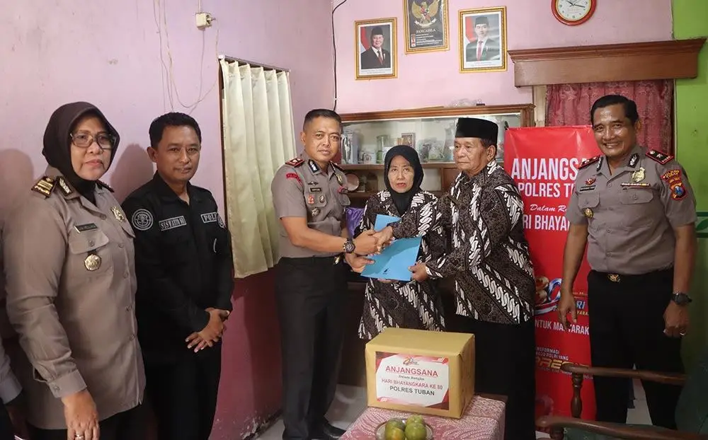 Wakapolres Tuban, Kompol Supiyan saat berkunjung ke rumah purnawirawan.