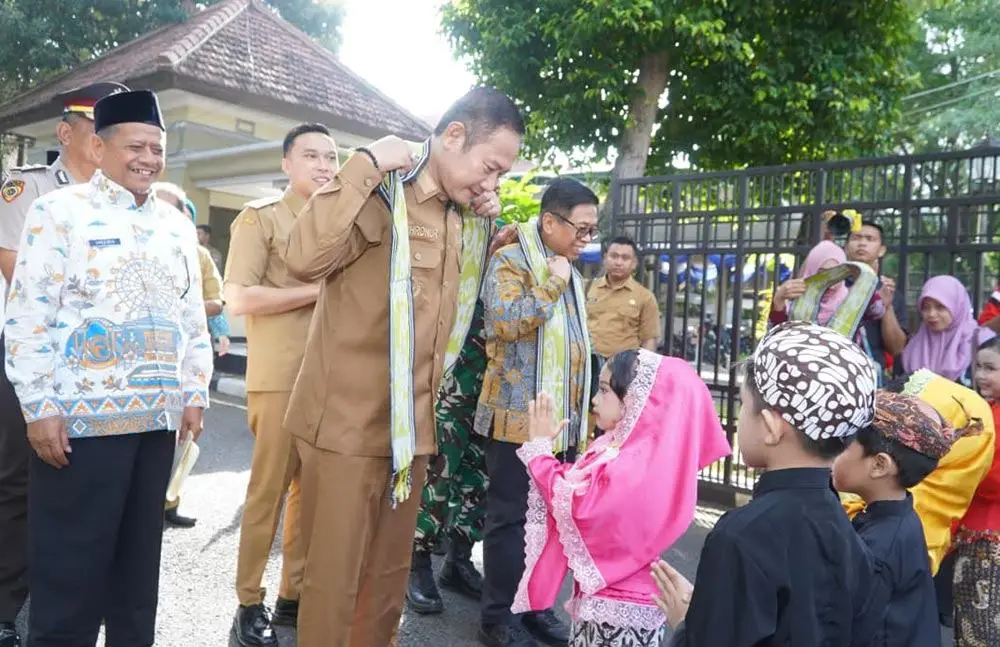 Bupati Lamongan Yuhronur Effendi mendapat ucapan selamat datang dari siswa-siswi PAUD.