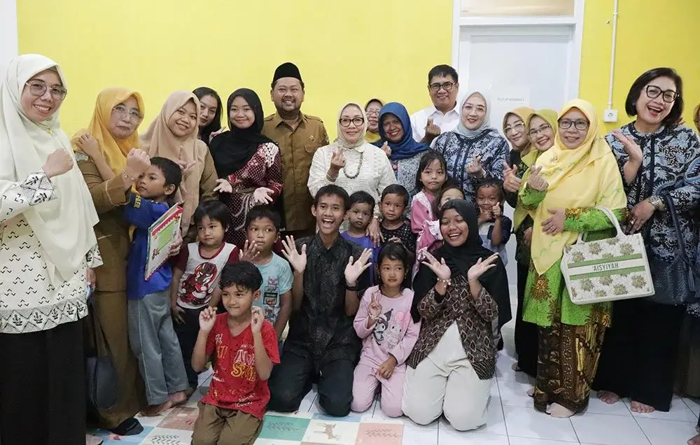 Menteri PPPA RI Arifatul Choiri Fauzi, didampingi Bupati Fandi Akhmad Yani dan Dirut Petrokimia Gresik Daconi Khotob mengunjungi TPA Masmundari. Foto: Ist.