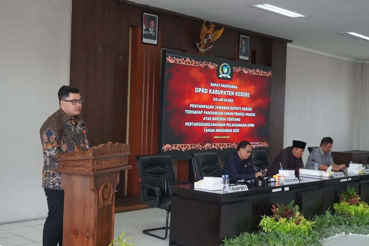  Bupati Kediri Hanindhito Himawan Pramana, saat menjawab pandangan umum fraksi. (Ist). 
