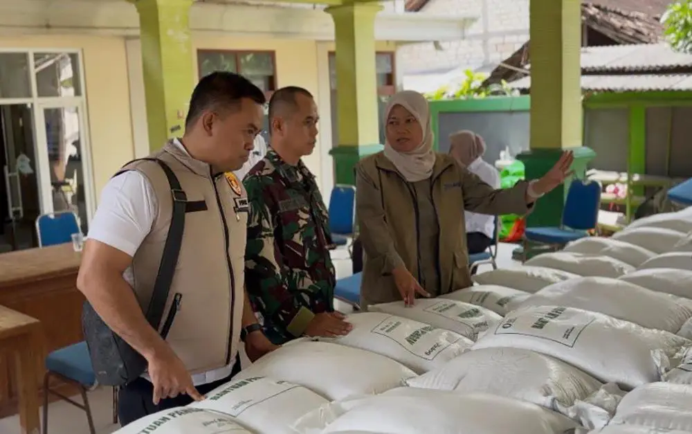 Pihak Perum Bulog Bojonegoro saat meninjau penyaluran bapang.