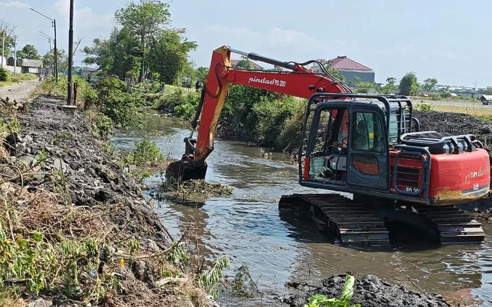 Kolaborasi DPUPR Kota Kediri dengan PT Gudang Garam Tbk. saat melaksanakan kegiatan normalisasi Sungai Kresek. Foto: Ist.