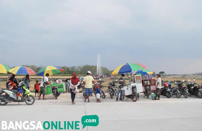 Sejumlah PKL tampak berjajar di sekitar lokasi semburan. foto: ZAINAL/ BANGSAONLINE