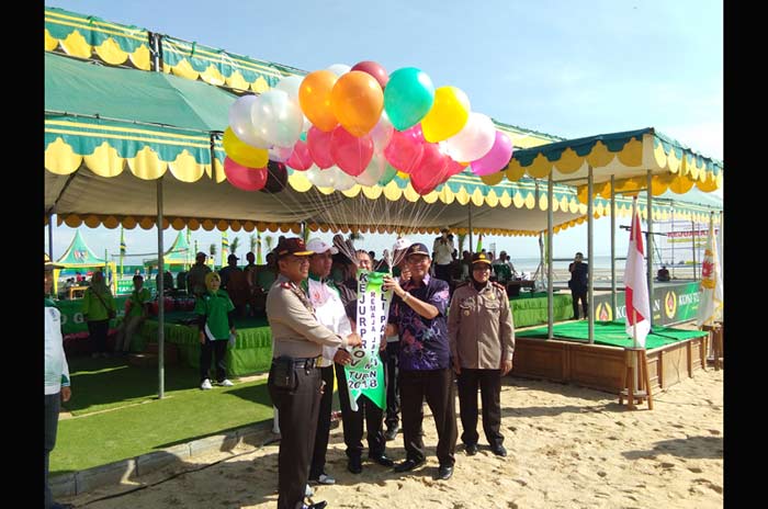 Pembukaan voli pantai oleh Bupati Tuban.