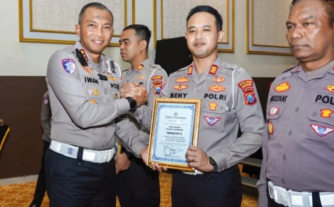 Kasat Lantas Polres Sumenep AKP Beny Kuncoro (tengah) saat menerima penghargaan