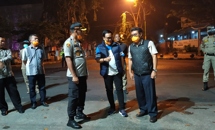 Bupati Pamekasan Baddrut Tamam didampingi Kapolres AKBP Djoko Lestari dan Forkopimda memantau pelaksanaan Physical Distancing di Monumen Arek Lancor.