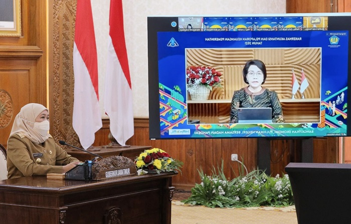 Menteri Keuangan RI Sri Mulyani Indrawati memberikan penghargaan kepada Gubernur Jatim Khofifah Indar Parawansa dalam kegiatan Rakernas Akuntansi dan Pelaporan Keuangan Pemerintah tahun 2021 secara virtual, Selasa (14/9/2021).