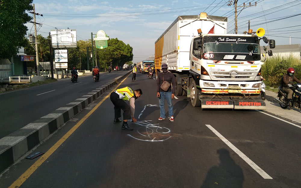 Petugas Satlantas Polresta Sidoarjo melakukan olah TKP di lokasi kejadian.