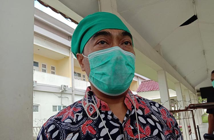 Jubir Gugus Tugas Percepatan Penanganan Covid-19 Kabupaten Bangkalan, dr. Catur Budi saat memberikan keterangan kepada media terkait pasien yang sembuh dari Covid-19.