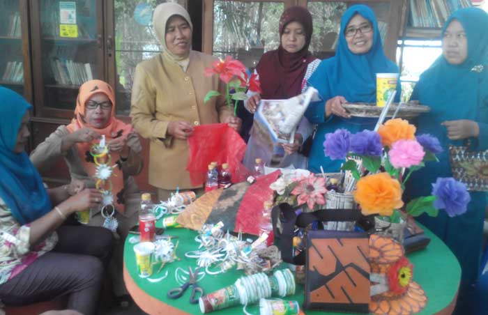 Personil BS yang berkegiatan dua minggu sekali di TPA Randegan. Dari tangan terampil ini keluar produk rumah tangga bernilai tinggi. foto: YUDI EP/ BANGSAONLINE