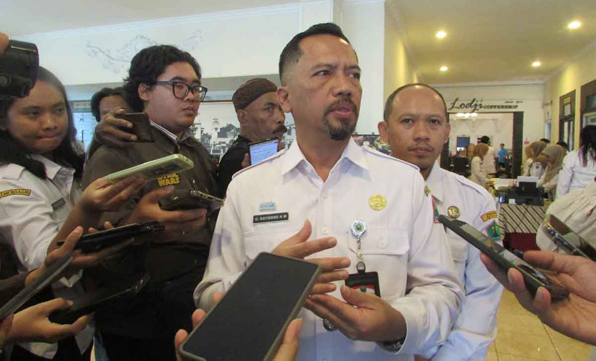 Plh Kepala DLH Kota Malang, Gamaliel Raymond Hatigoran, saat memberi keterangan ke awak media.