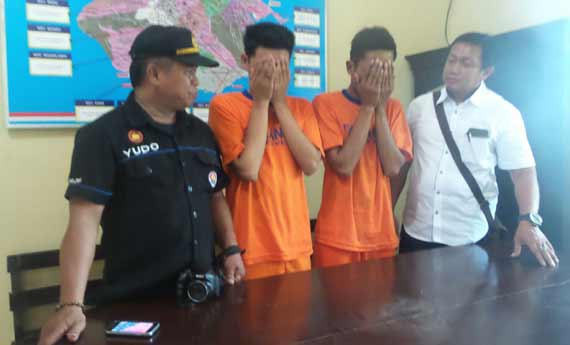Dua pelaku saat diamankan di Mapolres Kediri. foto: dendi martoni/BANGSAONLINE