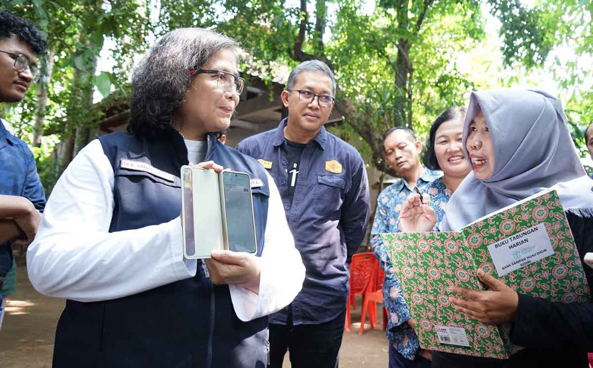 Pj Wali Kota Kediri, Zanariah, saat berdiskusi dengan Tim Peneliti dari ITS. Foto: Ist