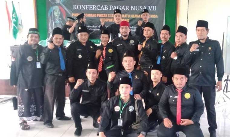 SOLID: Hari Purwono pose bersama dengan Peserta Konfercab ke-VII PSNU Pagar Nusa Sidoarjo, Minggu (15/11). foto: ist.