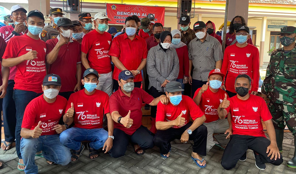 Menteri Sosial, Tri Rismaharini, didampingi Sekda Gresik, Achmad Washil Miftahul Rachman, bersama pejabat Forkopimcam saat mengunjungi korban banjir di Benjeng. Foto: SYUHUD/BANGSAONLINE