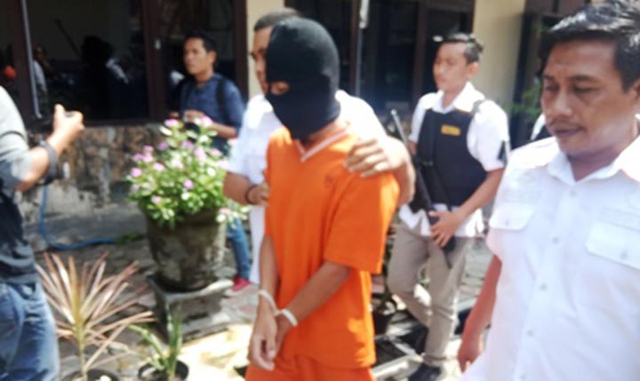 Pelaku saat diamankan ke Mapolres Mojokerto Kota.