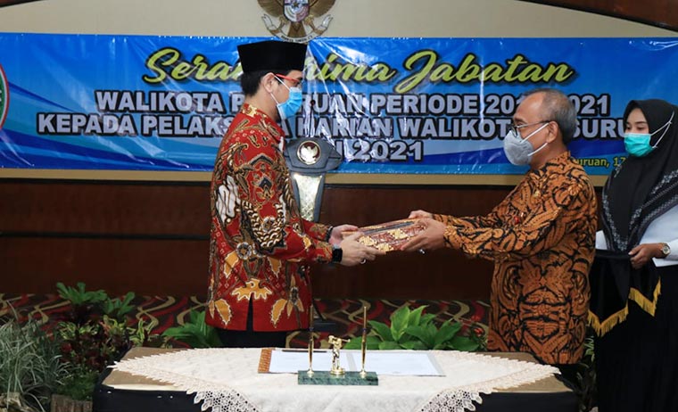 Sertijab Wali Kota Pasuruan Raharto Teno Prasetyo kepada Plh Wali Kota Anom Surahno.