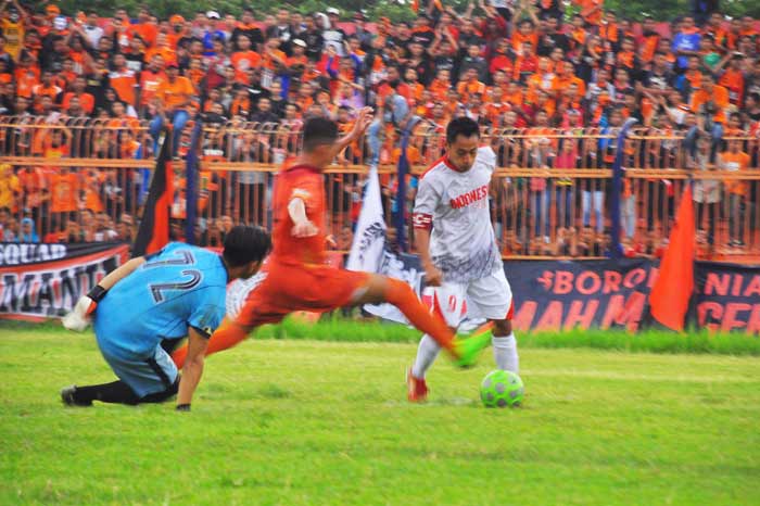 SANG MANTAN: Samsul Arif Munif (putih) saat menggiring bola dalam laga uji coba dengan mantan klubnya beberapa musim lalu, Persibo. Samsul adalah pemain asli kelahiran Bojonegoro. 