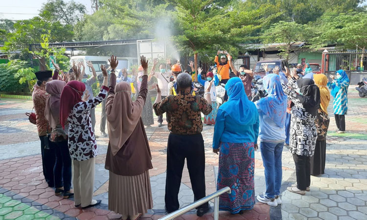 Seluruh pegawai dan staf UPT Puskesmas kowel juga dilakukan penyemprotan disinfektan untuk memutus mata rantai penularan Covid-19.
