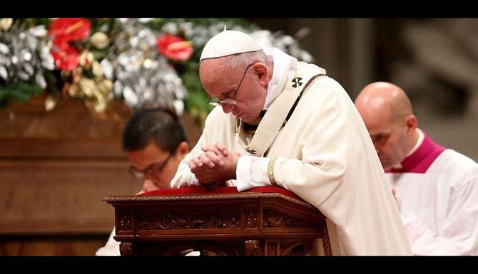 Paus Fransiskus saat pimpin misa malam Natal. foto: merdeka.com