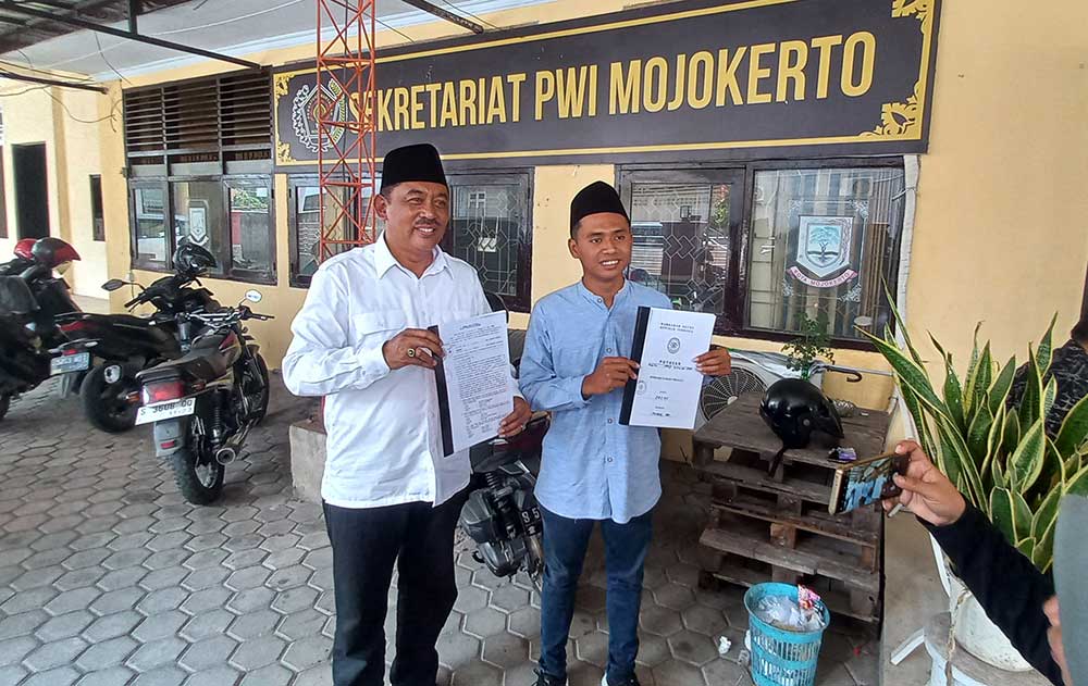 Kades Juriyanto didampingi anaknya saat melakukan jumpa pers di Kantor PWI Mojokerto.