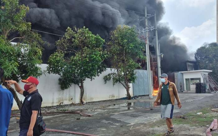 Pabrik PT Duta Cemerlang Tubacco di Desa Randegan RT 06 RW 02, Kecamatan Tanggulangin, Sidoarjo yang terbakar hebat.