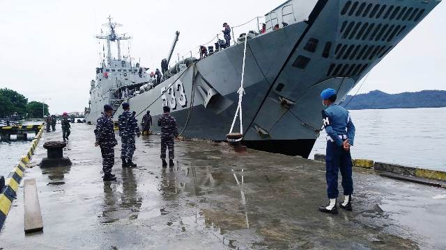 KRI Teluk Cendrawasih-533 yang bersandar di pelabuhan umum Melonguane, Kabupaten Kepulauan Talaud, Sulawesi Utara.