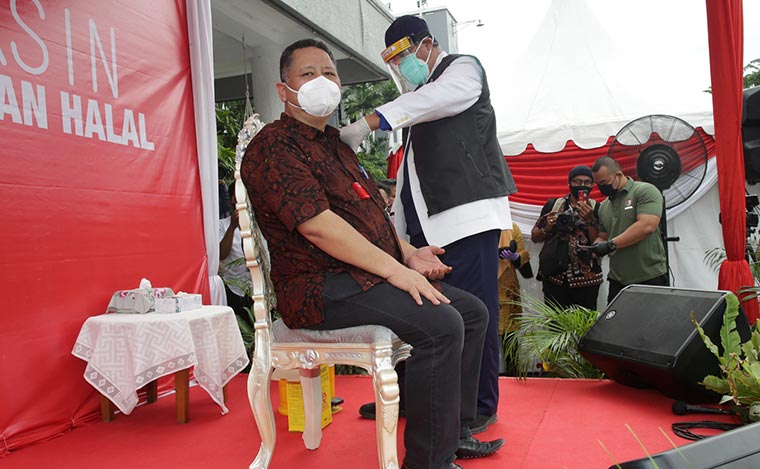 Vaksinasi di Surabaya Dimulai, Forpimda Beri Contoh Vaksin Aman dan Halal