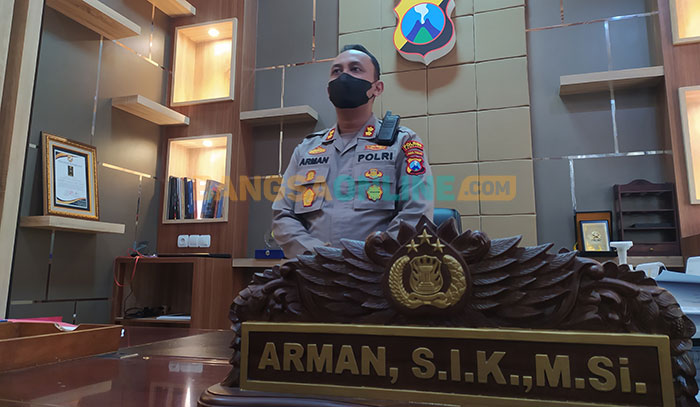 Kapolres Sampang, AKBP Arman, saat ditemui di tempat kerjanya. Foto: MUTAMMIM/BANGSAONLINE