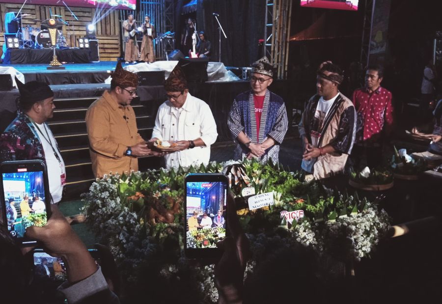Wali Kota Batu, Nurochman menerima potongan tumpeng dari Menkraf pada pembukaan ICCF 2025
